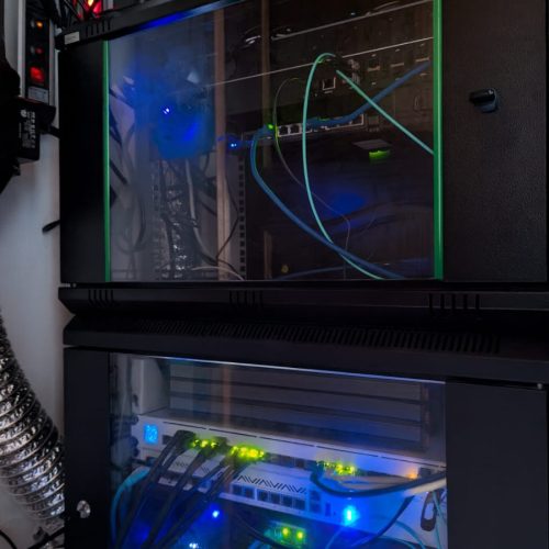 Rack-con-enrutadores-de-FibraSky